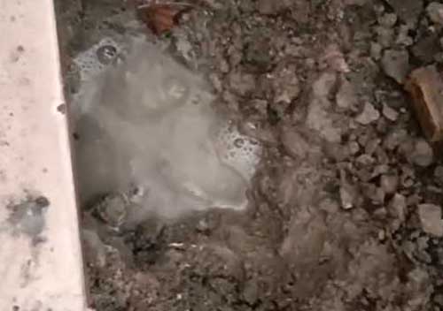 北京廚房的漏水點，水滋滋往外冒